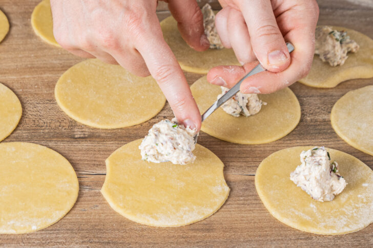 Füllung auf die Ravioli verteilen