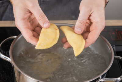 die selbstgemachten Ravioli in kochendes Salzwasser geben