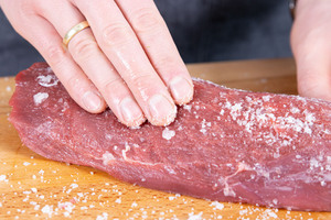 Das Fleisch mit Salz einreiben.