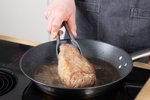 Das Rinderfilet scharf anbraten.