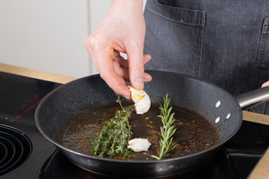 Kräuter und Knoblauch kurz im Öl schwenken.