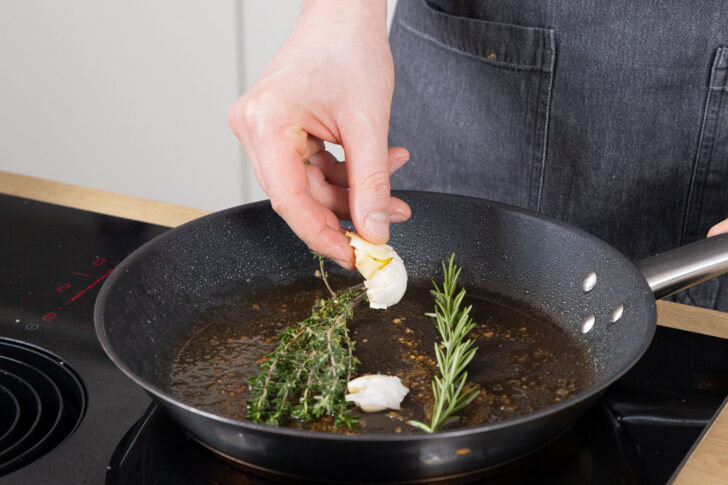 Kräuter und Knoblauch kurz im Öl schwenken.
