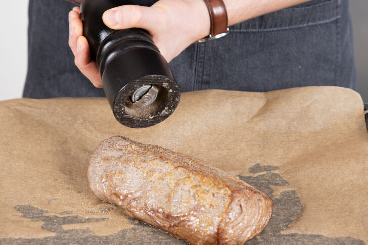 Das gebratene Rinderfilet pfeffern.