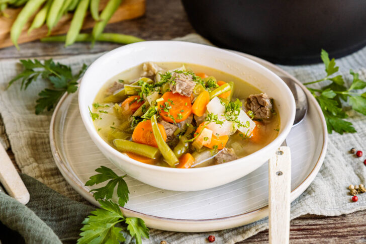 Rindfleischsuppe mit Gemüse
