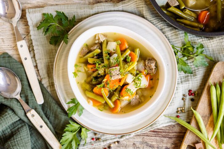 Rindfleischsuppe mit Gemüse