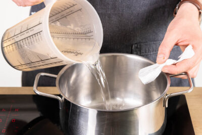 Wasser mit Gewürzen aufkochen