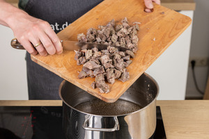Fleisch in den Topf geben