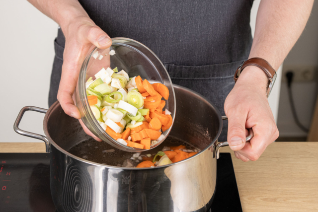 Rindfleischsuppe von der Beinscheibe | Rezept- eat.de