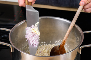 Zwiebeln und Knoblauch anschwitzen