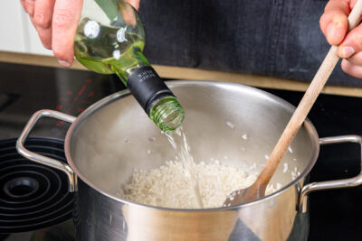 Risotto mit Weißwein ablöschen