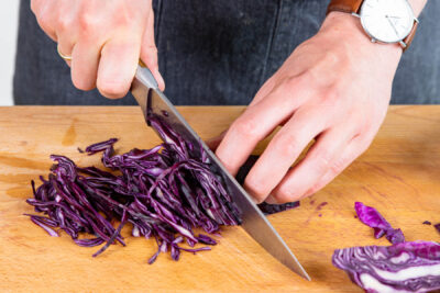 Rotkohl in feine Streifen schneiden