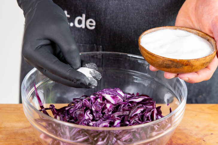 Rotkohl salzen