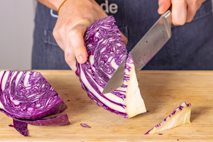 Strunk aus Rotkohl schneiden