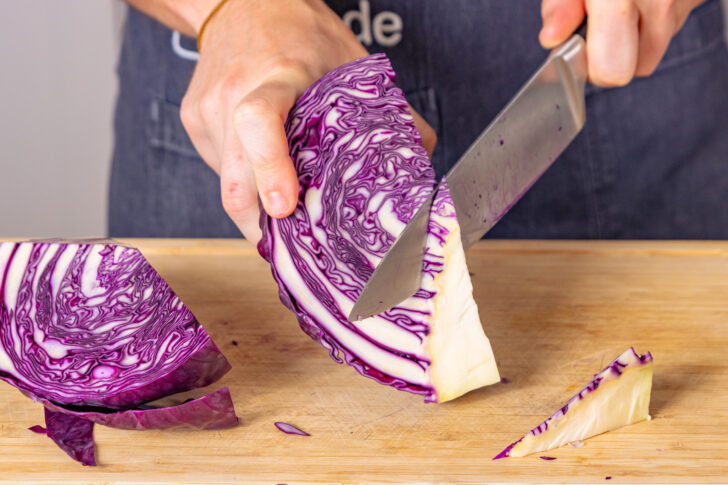 Strunk aus Rotkohl schneiden