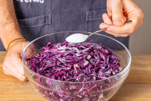 Rotkohlsalat mit Zucker würzen