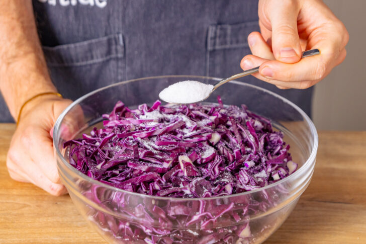 Rotkohlsalat mit Zucker würzen