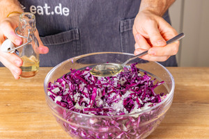 Öl in Rotkohlsalat geben