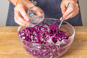 Wasser in Rotkohlsalat geben