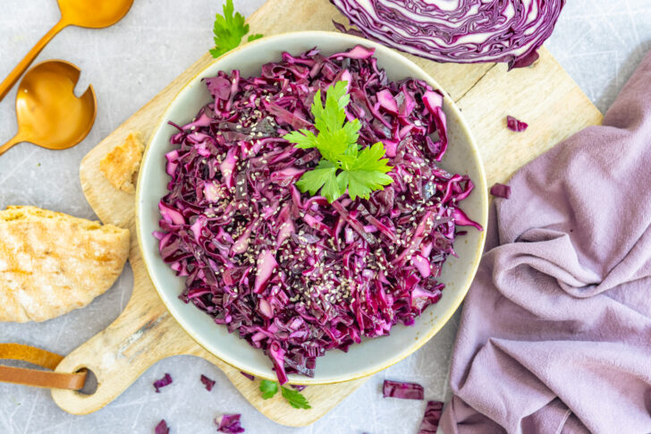 Rotkohlsalat nach Großmutters Art servieren