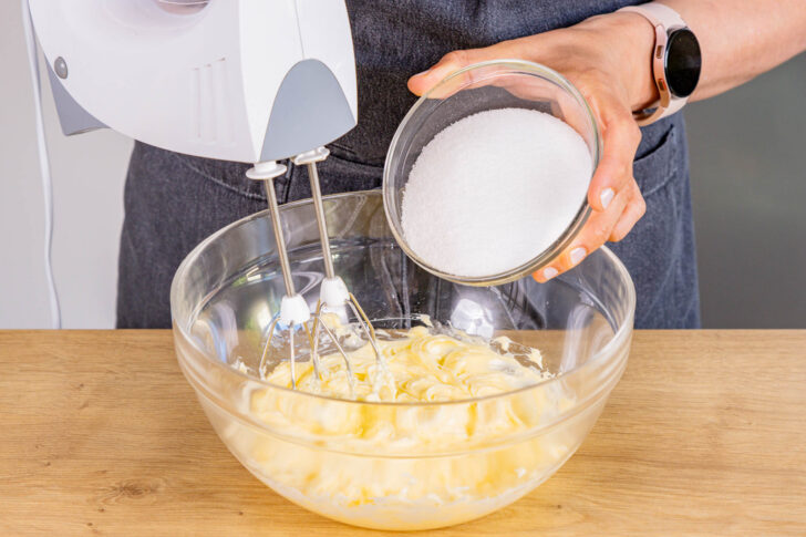 Butter mit Zucker schaumig schlagen