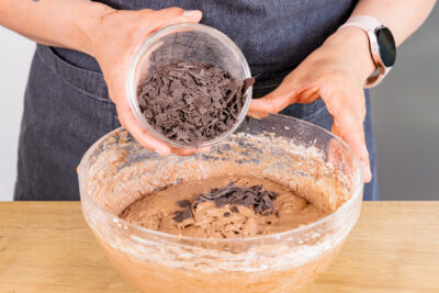 Raspelschokolade unter Kuchenteig heben