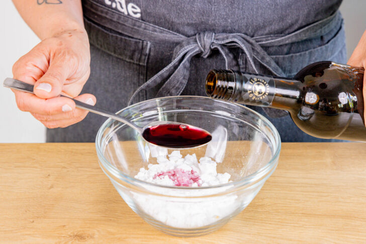 Glasur mit Puderzucker und Rotwein anmischen