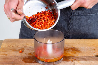 gekochte Chillis in Multizerkleinerer geben