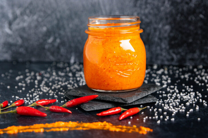selbst gemachtes Sambal Oelek mit frischen Chilis