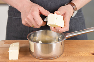 Butter in Würfel schneiden