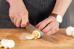 Eier in Scheiben schneiden