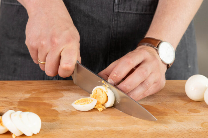Eier in Scheiben schneiden