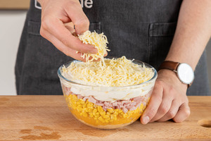 Schichtsalat mit Käse toppen