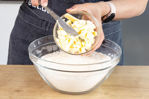 Butter zum Mehl geben