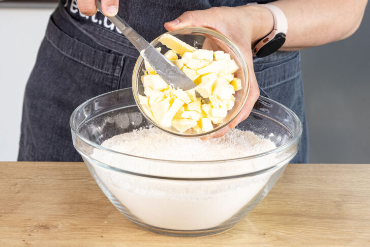 Butter zum Mehl geben