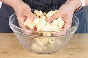 Teig für die Streusel des Blätterteigkuchens verkneten