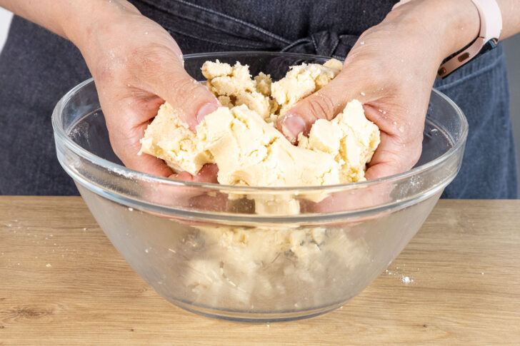 Teig für die Streusel des Blätterteigkuchens verkneten