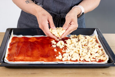 Streusel über die Marmelade geben