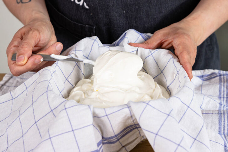 griechischen Joghurt in Küchentuch geben