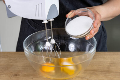 Eier mit Zucker aufschlagen