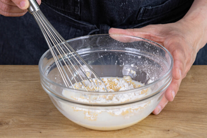 Puddingpulver in Milch auflösen