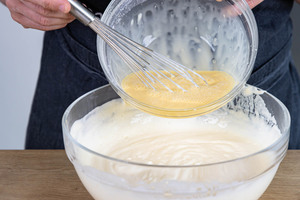 angerührten Vanillepudding zum Teig geben