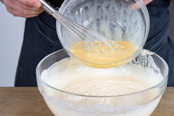 angerührten Vanillepudding zum Teig geben