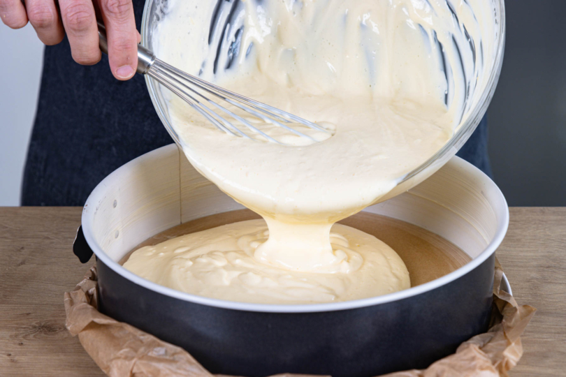 Teig für schnellen Joghurt-Käsekuchen in die Springform füllen
