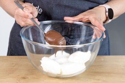 Nuss-Nougat-Creme zur Mascarpone geben