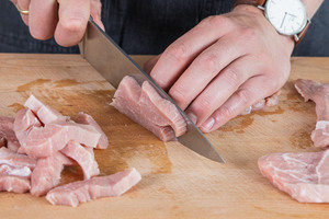 Schweinefleisch in Scheiben schneiden