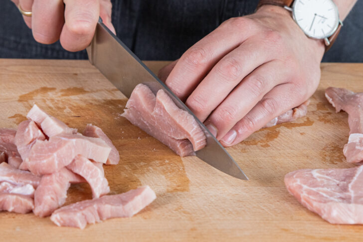 Schweinefleisch in Scheiben schneiden