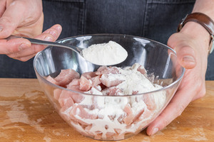 Das Schweinefleisch mehlieren