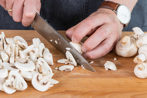 Champignons in Scheiben schneiden