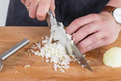 Zwiebeln feinhacken