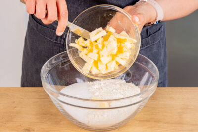 Butter zu trockenen Zutaten geben